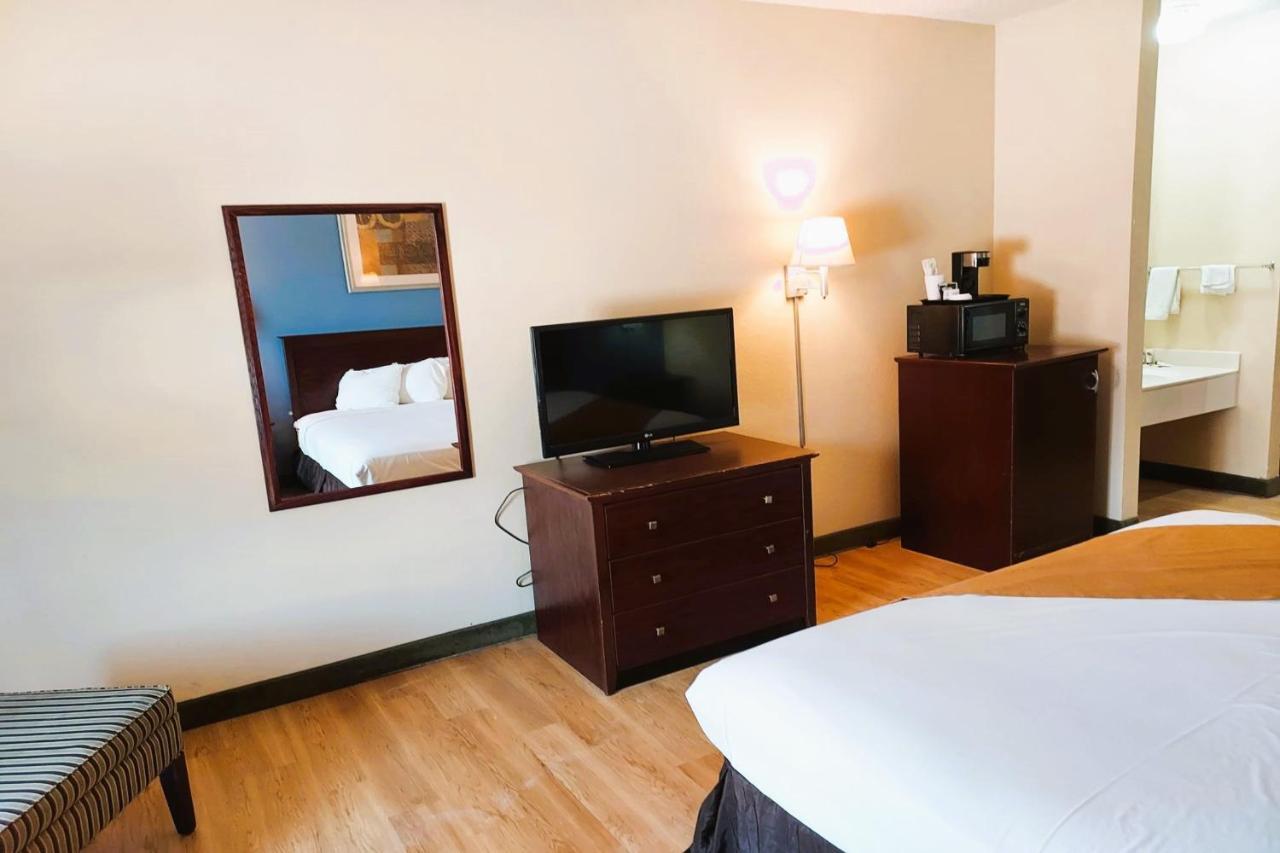 Mcpherson Inn By Oyo, I-135 Eksteriør billede